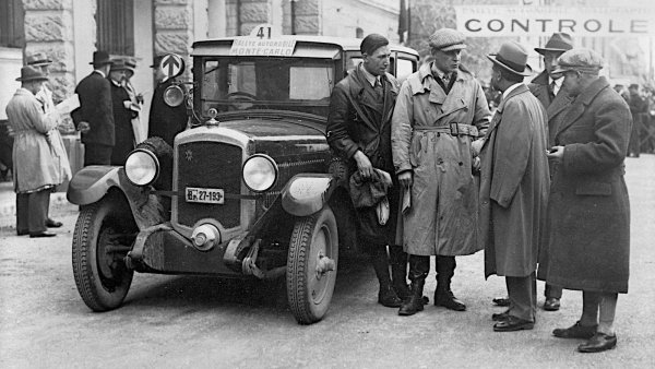 Наречен на един от своите създатели Манфред Вайс, въпреки че на унгарски фамилията е на първо място. По това време този гений е  един от най-големите индустриалци в Унгария. Автомобилите са малка част от бизнеса, но фирмата пуска модел с 875-кубиков, четирицилиндров, двутактов двигател. 
Забележително е, че един от тези унгарци води през 1929 година на рали &bdquo;Монте Карло&ldquo;, но завършва втори между Graham-Paige и Lancia Lambda. Това обикновено означава и търговски бум, но не би. Колата бързо излиза от производство.
